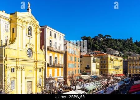 Blick auf Cours Saleya, den berühmten Flohmarkt der Stadt und beliebte Touristenattraktion. Nizza, Frankreich, Januar 2020 Stockfoto