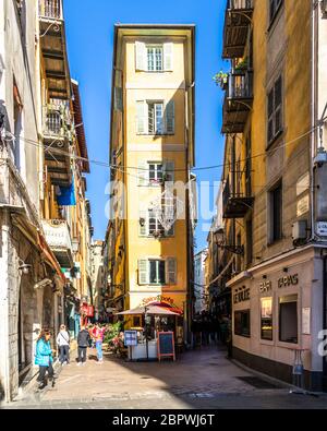 Typische Gebäude und enge Gassen der Altstadt von Nizza. Nizza, Frankreich, Januar 2020 Stockfoto