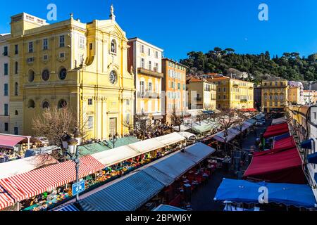 Blick auf Cours Saleya, den berühmten Flohmarkt der Stadt und beliebte Touristenattraktion. Nizza, Frankreich, Januar 2020 Stockfoto