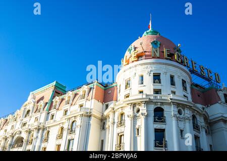 Blick auf das Hotel Negresco, ein berühmtes Luxushotel und eines der ikonischsten Gebäude der französischen Riviera. Nizza, Frankreich, Januar 2020 Stockfoto