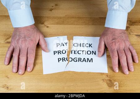 Ein Mann gibt auf dem Gehaltsscheck Schutz-Programm Stockfoto