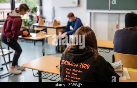 20. Mai 2020, Baden-Württemberg, Tübingen: "Graduation 2020" steht auf dem Pullover einer Studentin der 10. Klasse, die mit ihren Klassenkameraden in einem Klassenzimmer der Gemeinschaftsschule West auf ihren Abschluss in Deutsch wartet. Foto: Christoph Schmidt/dpa Stockfoto