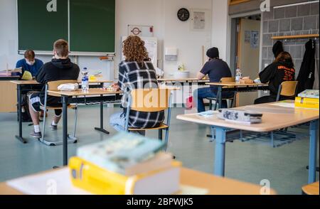 20. Mai 2020, Baden-Württemberg, Tübingen: Schüler der 10. Klasse sitzen in einem Klassenzimmer der Gemeinschaftsschule West und warten auf den Beginn der Abschlussprüfung in Deutsch. Foto: Christoph Schmidt/dpa Stockfoto