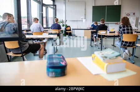 20. Mai 2020, Baden-Württemberg, Tübingen: Schüler der 10. Klasse sitzen in einem Klassenzimmer der Gemeinschaftsschule West und warten auf den Beginn der Abschlussprüfung in Deutsch. Foto: Christoph Schmidt/dpa Stockfoto