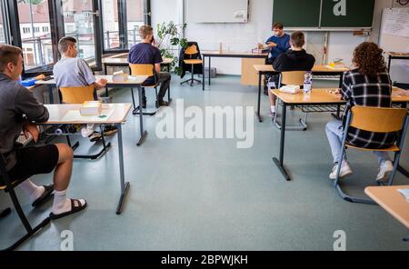 20. Mai 2020, Baden-Württemberg, Tübingen: Schüler der 10. Klasse sitzen in einem Klassenzimmer der Gemeinschaftsschule West und warten auf den Beginn der Abschlussprüfung in Deutsch. Foto: Christoph Schmidt/dpa Stockfoto