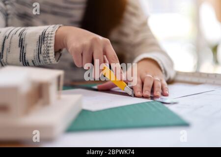 Ein Architekt arbeitet und die Papiere im Büro Stockfoto