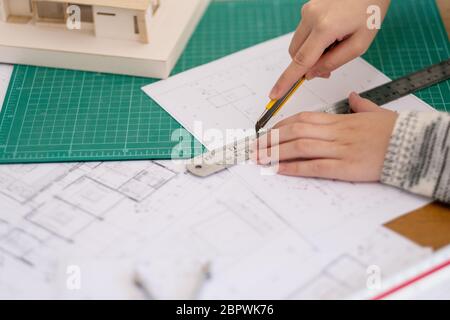 Ein Architekt arbeitet und die Papiere im Büro Stockfoto