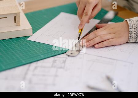 Ein Architekt arbeitet und die Papiere im Büro Stockfoto
