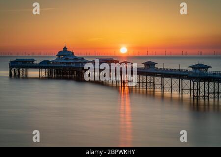 Llandudno, North Wales, Großbritannien - 13. Mai 2019 : der Pier von Llandudno bei Sonnenaufgang Stockfoto