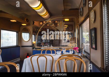 Burlington Zephyr Dining Car im Red Caboose Getaway, einem Eisenbahn-themed Bed and Breakfast in Sequim, WA Stockfoto