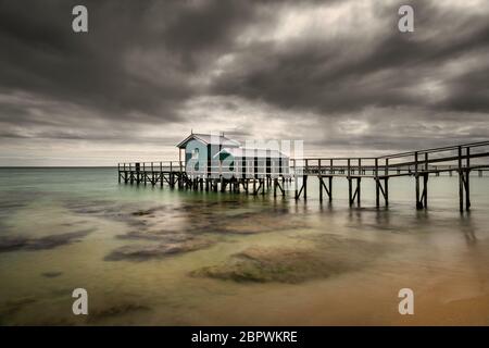 Portsea Jetty unter einem herannahenden Sturm. Stockfoto