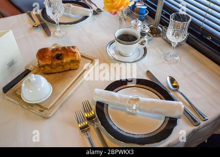 Burlington Zephyr Dining Car im Red Caboose Getaway, einem Eisenbahn-themed Bed and Breakfast in Sequim, WA Stockfoto