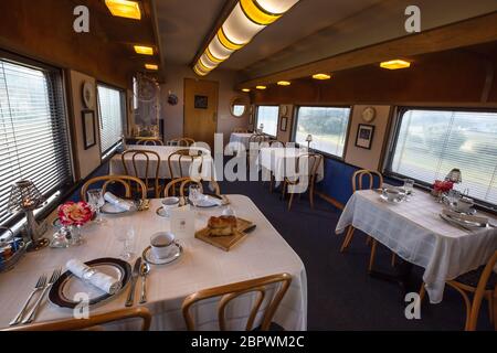 Burlington Zephyr Dining Car im Red Caboose Getaway, einem Eisenbahn-themed Bed and Breakfast in Sequim, WA Stockfoto