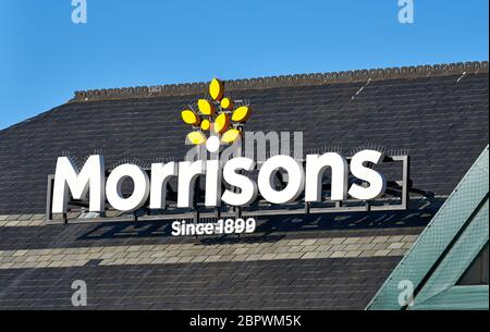 Morrisons Logo auf dem Dach eines seiner Supermarktgeschäfte. Stockfoto