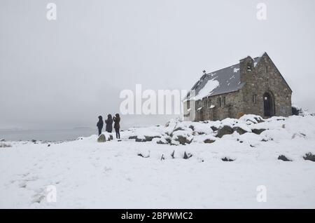 Drei beste Freund im Winter in der Kirche des Guten Hirten, Lake Tekapo. Es ist eine kleine anglikanische Kirche, die von verschiedenen Konfessionen benutzt und 193 erbaut wurde Stockfoto