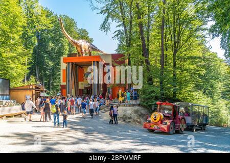 Rasnov, Rumänien - 01. September 2019: Eintritt in den Dino Park in Rasnov. Rumänien Stockfoto