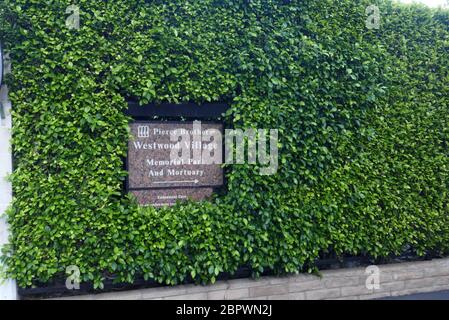 Los Angeles, Kalifornien, USA 19. Mai 2020 EIN allgemeiner Blick auf die Atmosphäre des Pierce Brothers Westwood Village Memorial Park am 19. Mai 2020 in Los Angeles, Kalifornien, USA. Foto von Barry King/Alamy Stock Photo Stockfoto