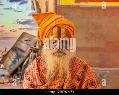 Varanasi, Indien - 13. November 2015. Ian ältere indische Sadhu zeigt die symbolischen Stirnmarkierungen als Tilak bekannt, die seine Hindu-Sekte. Stockfoto