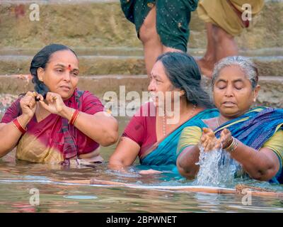 Varanasi, Indien - 14. November 2015. Drei indische Frauen baden im Ganges Fluss, auf einer hinduistischen religiösen Pilgerfahrt während des jährlichen Diwali Festivals. Stockfoto