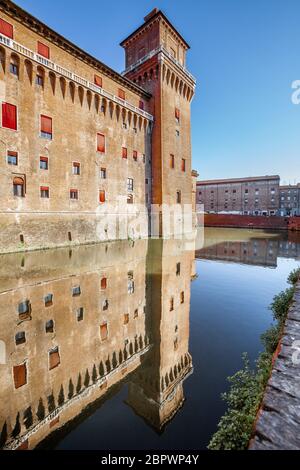 Das Castello Estense in Ferrara in Italien. Mittelalterliche Wasserburg im Zentrum von Ferrara, Norditalien. Es besteht aus einem großen Block mit vier Mais Stockfoto