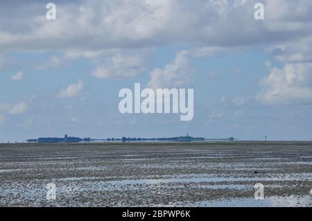 Blick zur Insel Neuwerk im Wattenmeer bei Cuxhaven Stockfoto