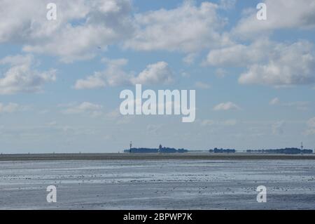 Blick zur Insel Neuwerk im Wattenmeer bei Cuxhaven Stockfoto
