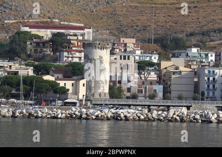 Formia, Italien - 20. August 2017: Panorama der Stadt Formia und des Bergaufens des Castello di Mola vom Meer aus gesehen Stockfoto