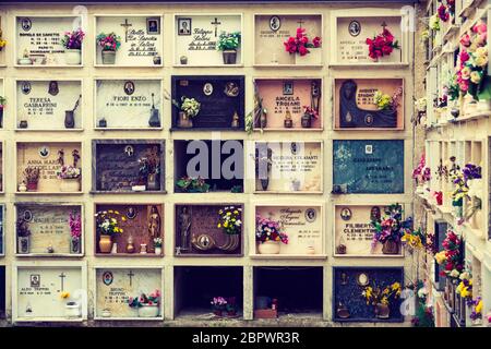 Petrella Salto, Italien. 15. April 2018: Christlicher Religionsfriedhof in der Gemeinde Petrella Salto in der Provinz Rieti, Italien. Wand mit ma Stockfoto