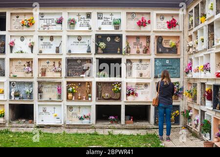 Petrella Salto, Italien. 15. April 2018: Christlicher Religionsfriedhof in der Gemeinde Petrella Salto in der Provinz Rieti, Italien. Wand mit ma Stockfoto