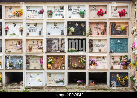 Petrella Salto, Italien. 15. April 2018: Christlicher Religionsfriedhof in der Gemeinde Petrella Salto in der Provinz Rieti, Italien. Wand mit ma Stockfoto