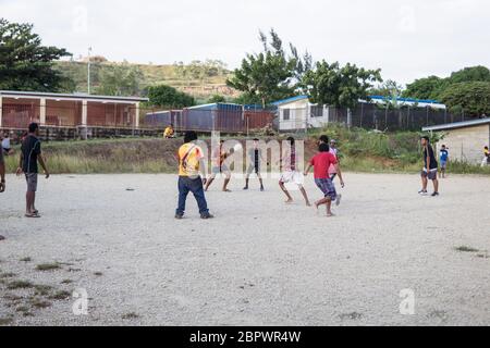 Port Moresby / Papua-Neuguinea: Gruppe junger Jungs, die Rugby spielen auf einer Esplanade in der Hauptstadt von Papua-Neuguinea Stockfoto