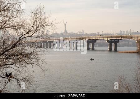 Breiter Fluss Dnjeper mit einer Brücke nach Sonnenaufgang mit schönen Wolken Stockfoto