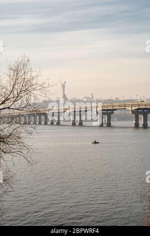 Breiter Fluss Dnjeper mit einer Brücke nach Sonnenaufgang mit schönen Wolken Stockfoto