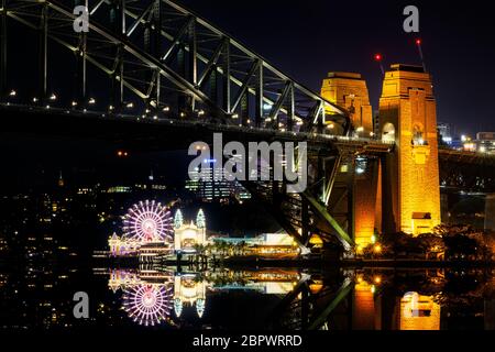 Sydney Harbour Bridge und Luna Park bei Nacht. Stockfoto