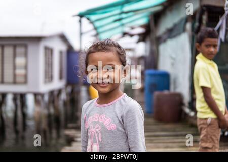 Port Moresby / Papua Neuguinea: Porträt von niedlichen kleinen Mädchen und Kindern in Holz schwimmenden Dorf der Hauptstadt von Papua Stockfoto