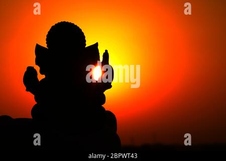 Statue von Ganesha, Statue von Shree Ganesha, Schatten der Statue, Herr Ganesha, Hindu Religion Gott, Natur, Himmel, Ganesha Chaturthi, Ganesha Visharjan Stockfoto