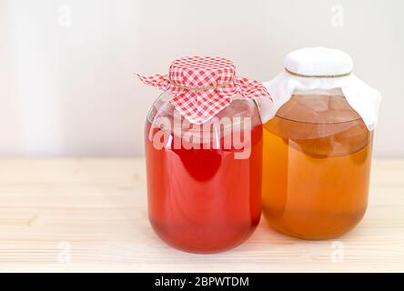 Hausgemachter fermentierter Kombucha-Tee in Gläsern Stockfoto