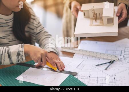 Ein Architekt arbeitet und die Papiere im Büro Stockfoto