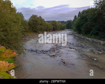 Schöner Gebirgsfluss am Sonnenuntergang in den Karpaten, ukraine Stockfoto