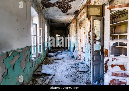 Verlassene Klinik im Innenbereich Stockfoto