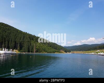 Historischer See in den Karpaten, Jugendsee in Bukovel. Ukraine. Stockfoto