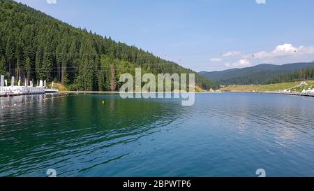 Historischer See in den Karpaten, Jugendsee in Bukovel. Ukraine. Stockfoto