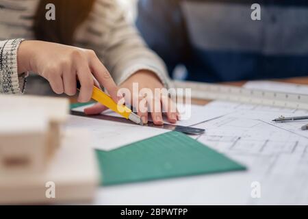Ein Architekt arbeitet und die Papiere im Büro Stockfoto