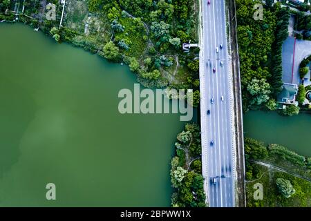 Brücke mit Straße über den Fluss Stockfoto