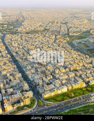 Skyline von Teheran bei Sonnenuntergang, der Iran. Blick vom Fernsehturm Stockfoto