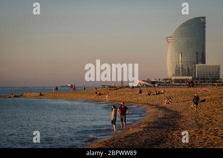 20. Mai 2020, Barcelona, Katalonien, Spanien: Menschen am Strand von La Barceloneta in Barcelona früh am Morgen. Als Teil der allmählichen Lockerung Coronavirus Lockdown Beschränkungen Barcelona Stadtrat wird nicht verhindern, dass Menschen zu Fuß an den Stränden von Mittwoch Morgen, Sonnenbaden ist immer noch verboten.Credit:Jordi Boixareu/Alamy Live News Stockfoto