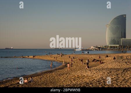 20. Mai 2020, Barcelona, Katalonien, Spanien: Menschen am Strand von La Barceloneta in Barcelona früh am Morgen. Als Teil der allmählichen Lockerung Coronavirus Lockdown Beschränkungen Barcelona Stadtrat wird nicht verhindern, dass Menschen zu Fuß an den Stränden von Mittwoch Morgen, Sonnenbaden ist immer noch verboten..Quelle:Jordi Boixareu/Alamy Live News Stockfoto