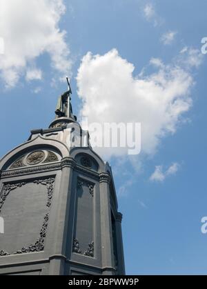 Denkmal Wladimir mit dem Kreuz gegen den blauen Himmel Ukraine Kiew 27.07.2019 Stockfoto