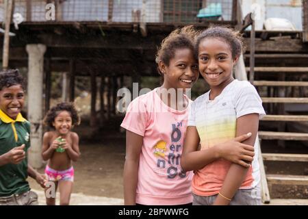 Port Moresby / Papua Neuguinea: Porträt von niedlichen kleinen Mädchen und Kindern in Holz schwimmenden Dorf der Hauptstadt von Papua Stockfoto