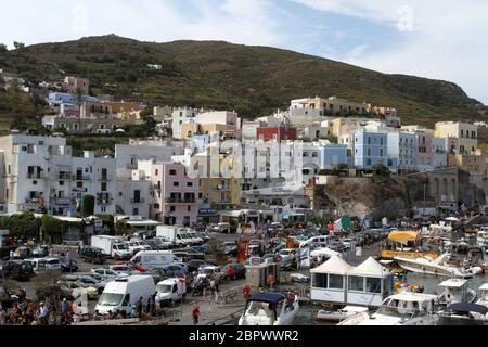 Ponza, Italien - 20. August 2017: Der Hafen von Ponza von der Fähre aus gesehen Stockfoto